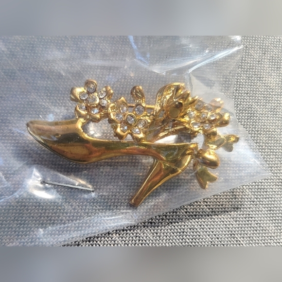 High Heel Shoe Gold Tone Crystal Flowers Brooch Pin - Picture 1 of 2